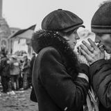 Ein Paar wärmt sich in der bitteren Kälte gegenseitig die Hände und schließt sich mit anderen ukrainischen Demonstranten auf dem Hauptplatz in Kiew an, wo sich Tausende versammelten, um gegen den Betrug bei den Präsidentschaftswahlen zu protestieren. Die so genannte "Orange Revolution" wurde zum Stichwort für die zahlreichen Proteste in der Ukraine zwischen November 2004 und Januar 2005, unmittelbar nach der Stichwahl bei den Präsidentschaftswahlen. Diese wurde von massiver Korruption, Wählereinschüchterung und Wahlbetrug überschattet.      David Guttenfelder ist Fotojournalist bei "National Geographic" mit Schwerpunkt auf geopolitische Konflikte, Naturschutz und Kultur.