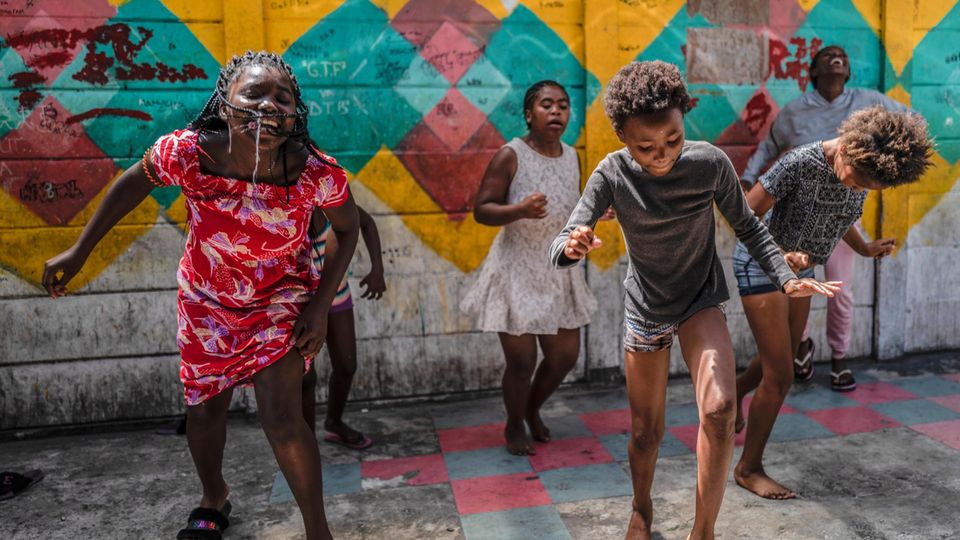 Tanzende Kinder in Langa