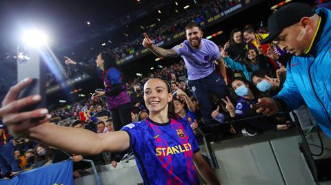Aitana Bonmati vom FC Barcelona knipst ein Selfie mit Fans