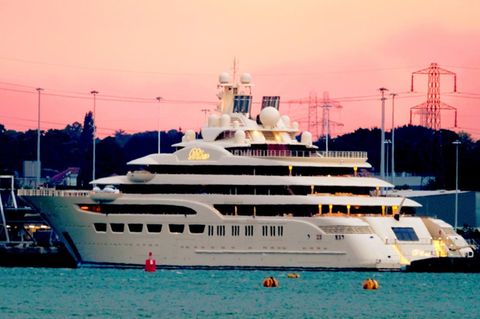 Yacht Dilbar von Alischer Burchanowitsch Usmanow auf offener See