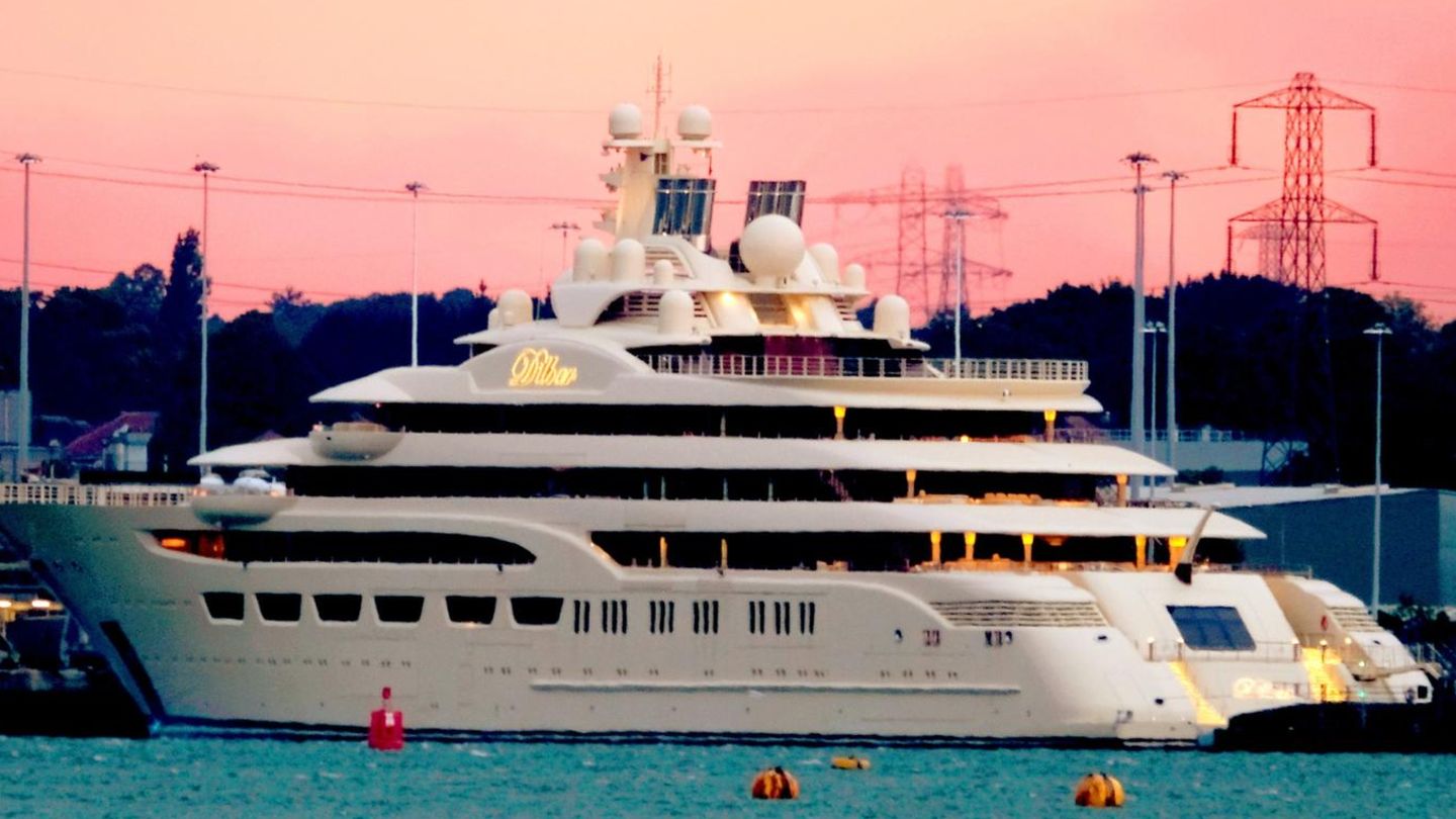 Yacht Dilbar von Alischer Burchanowitsch Usmanow auf offener See