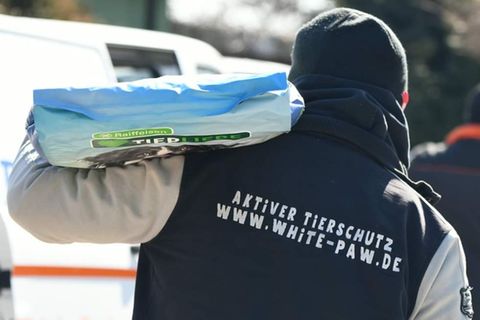 Tierschützer trägt Futterbeutel
