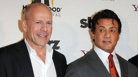 Bruce Willis steht neben Slyvester Stallone