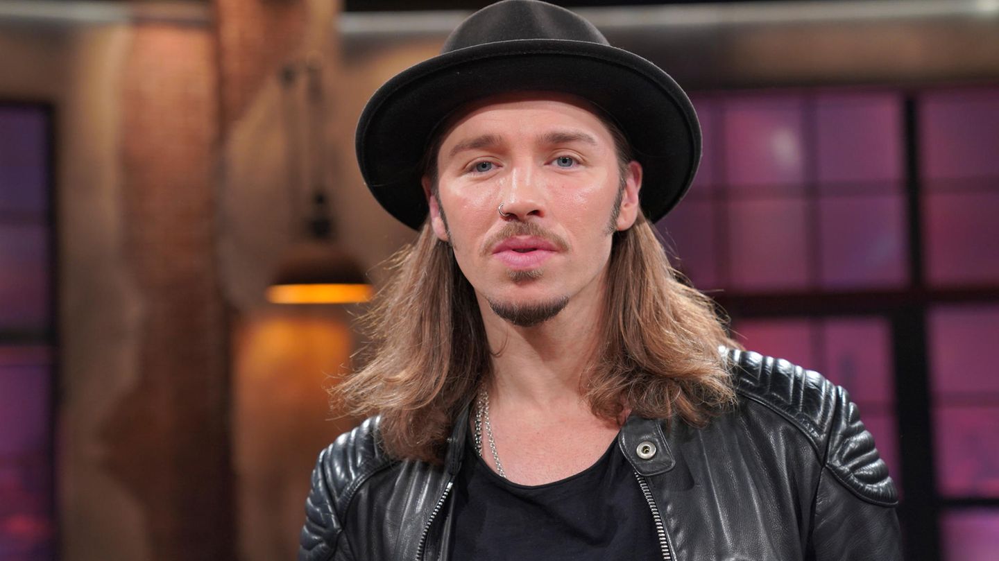 Gil Ofarim mit schwarzem Hut und Lederjacke