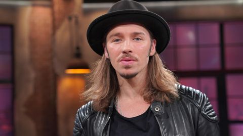 Gil Ofarim mit schwarzem Hut und Lederjacke