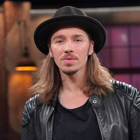 Gil Ofarim mit schwarzem Hut und Lederjacke