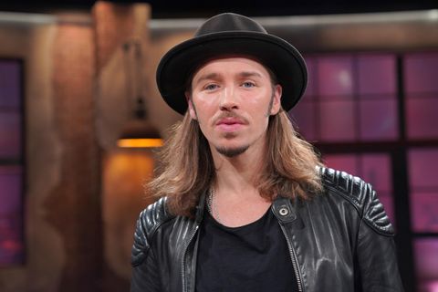 Gil Ofarim mit schwarzem Hut und Lederjacke