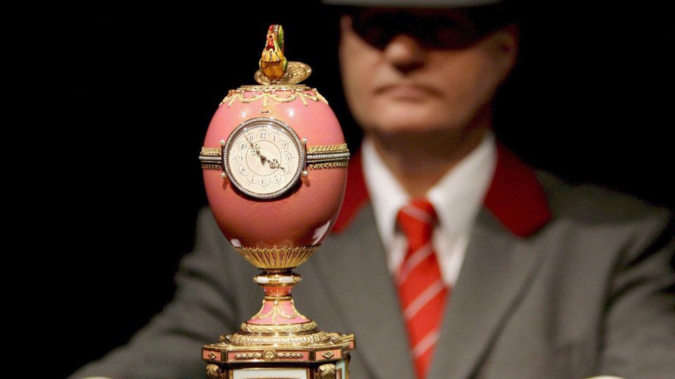 Das Rothschild Fabergé-Ei ist rosa und hat eine integrierte Uhr
