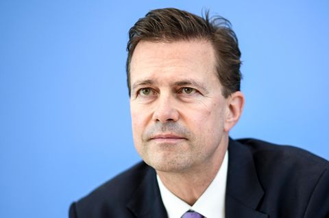 Steffen Seibert als Regierungssprecher. Als Botschafter würde er fürstlich verdienen.