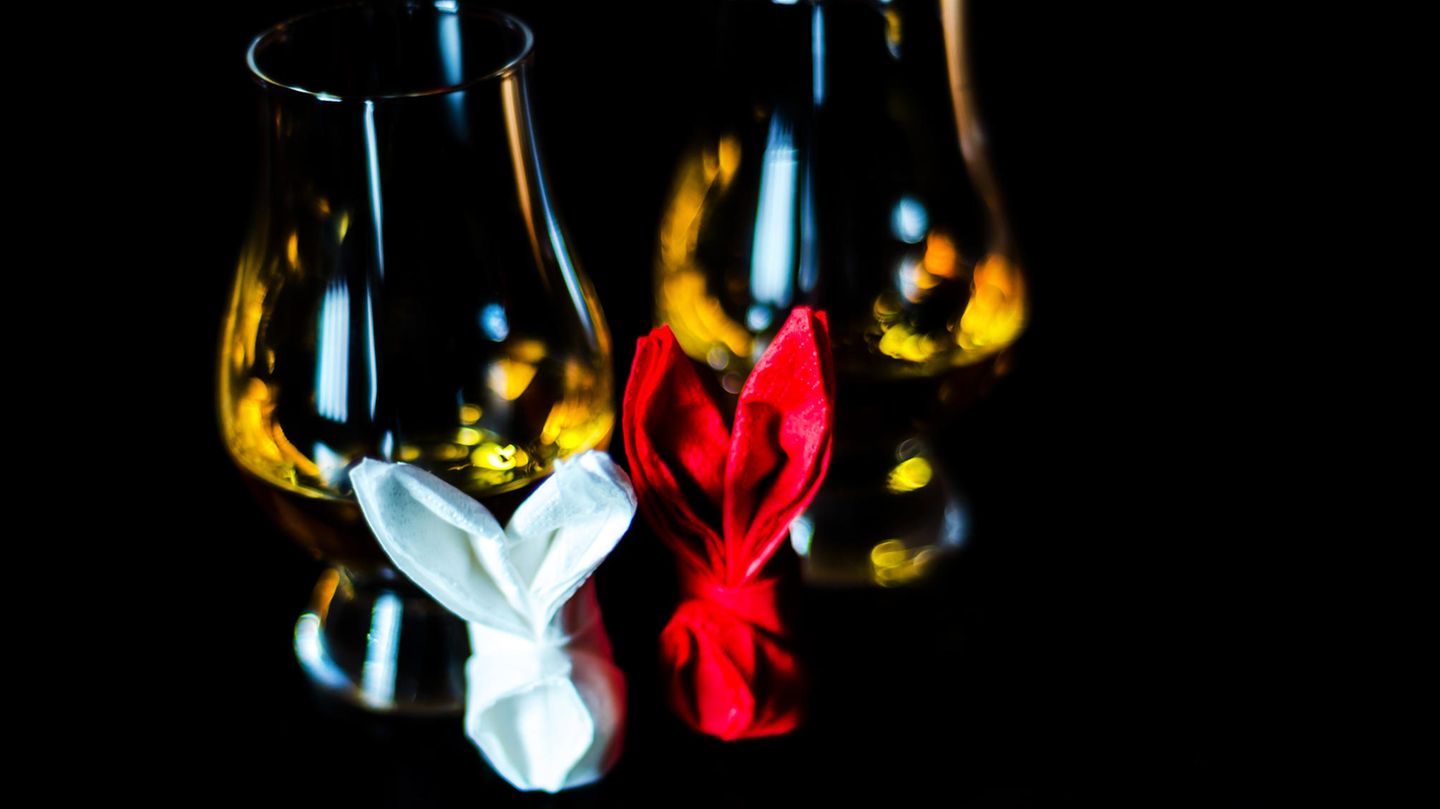 Eierlikör-Alternativen: Top 5 Drinks zum Osterfest Eierlikör-Alternativen: Zwei Whiskey-Gläser und Oster-Deko vor schwarzem Hintergrund