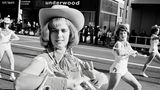 Thomas Hoepker: Frau mit Cowboyhut bei einer Parade