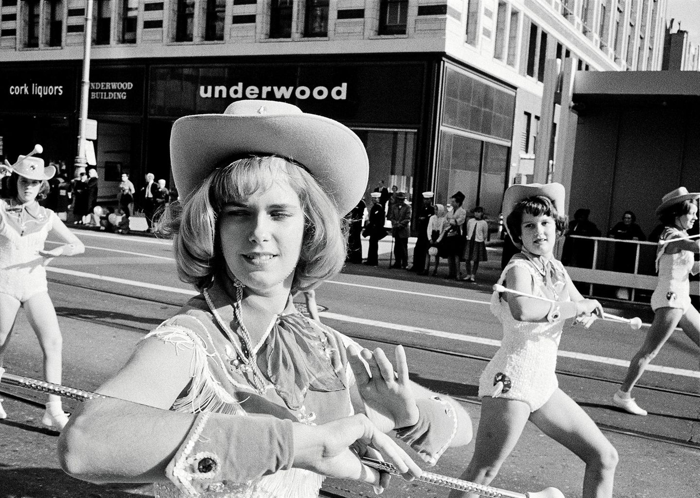 Thomas Hoepker: Frau mit Cowboyhut bei einer Parade