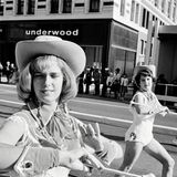 Thomas Hoepker: Frau mit Cowboyhut bei einer Parade