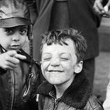 Thomas Hoepker fotografierte hier einen Jungen, der grinst