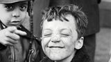 Thomas Hoepker fotografierte hier einen Jungen, der grinst