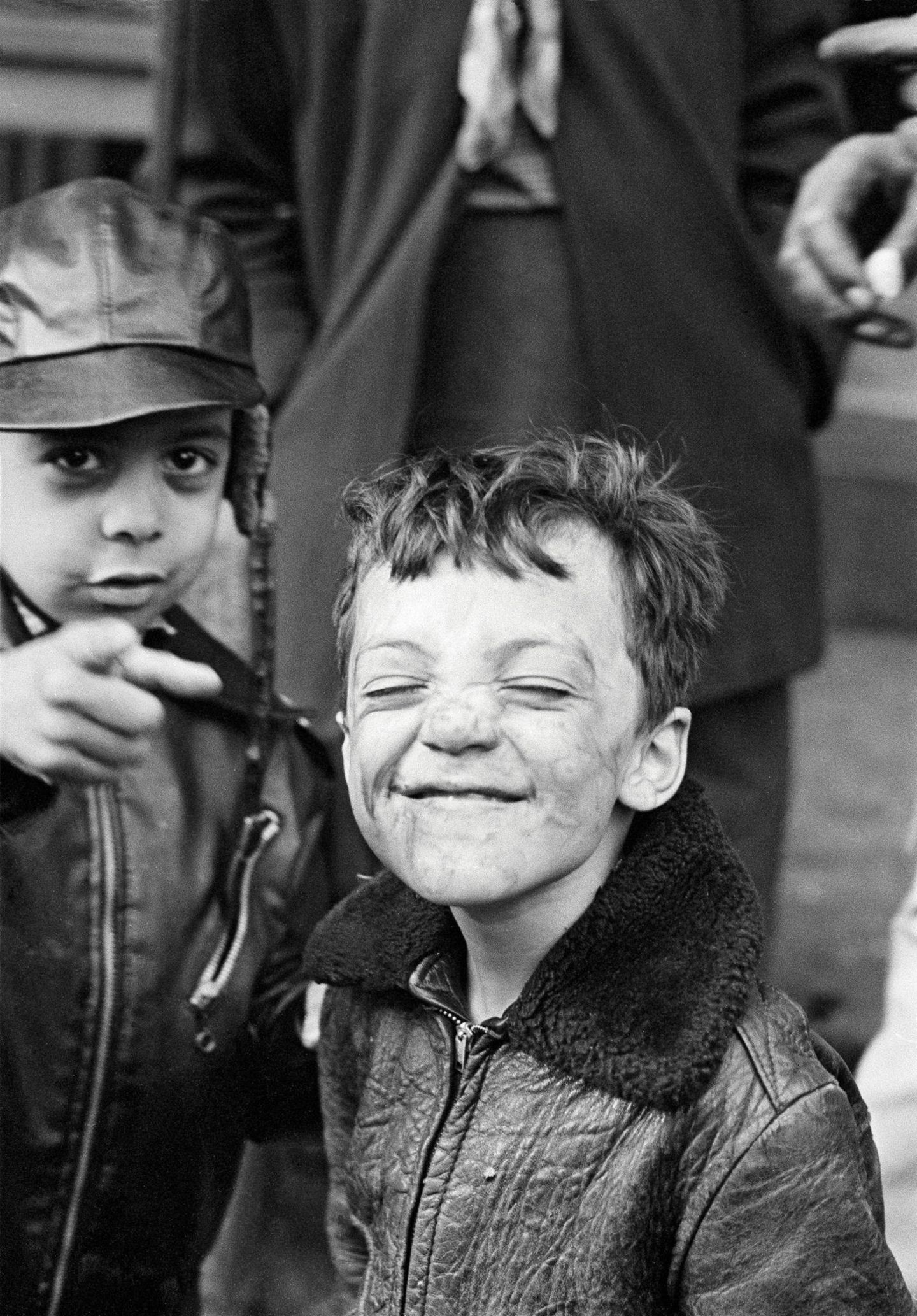 Thomas Hoepker fotografierte hier einen Jungen, der grinst Thomas Hoepker fotografierte hier einen Jungen, der grinst