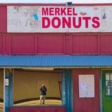 Thomas Hoepker: Ein Foto von ihm zeigt ein Haus mit der Aufschrift "Merkel Donuts"