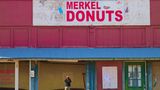 Thomas Hoepker: Ein Foto von ihm zeigt ein Haus mit der Aufschrift "Merkel Donuts"