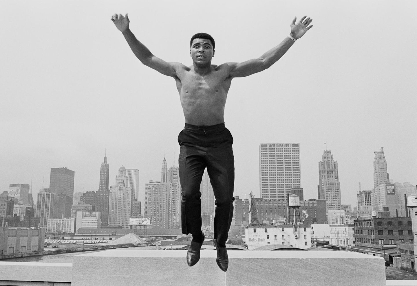 Thomas Hoepker fotografierte hier Muhammad Ali mit freiem Oberkörper, wie er die Arme von sich streckt