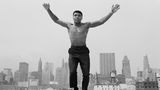 Thomas Hoepker fotografierte hier Muhammad Ali mit freiem Oberkörper, wie er die Arme von sich streckt