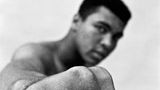 Thomas Höpker war ab 1964 fester Fotograf beim stern und bereiste für seine Fotoreportagen alle Kontinente der Welt. Boxer Muhammad Ali traf er über zehn Jahre hinweg in regelmäßigen Abständen, um ihn zu porträtieren. Die Nahaufnahme von Alis rechter Faust entstand 1966 in Chicago.