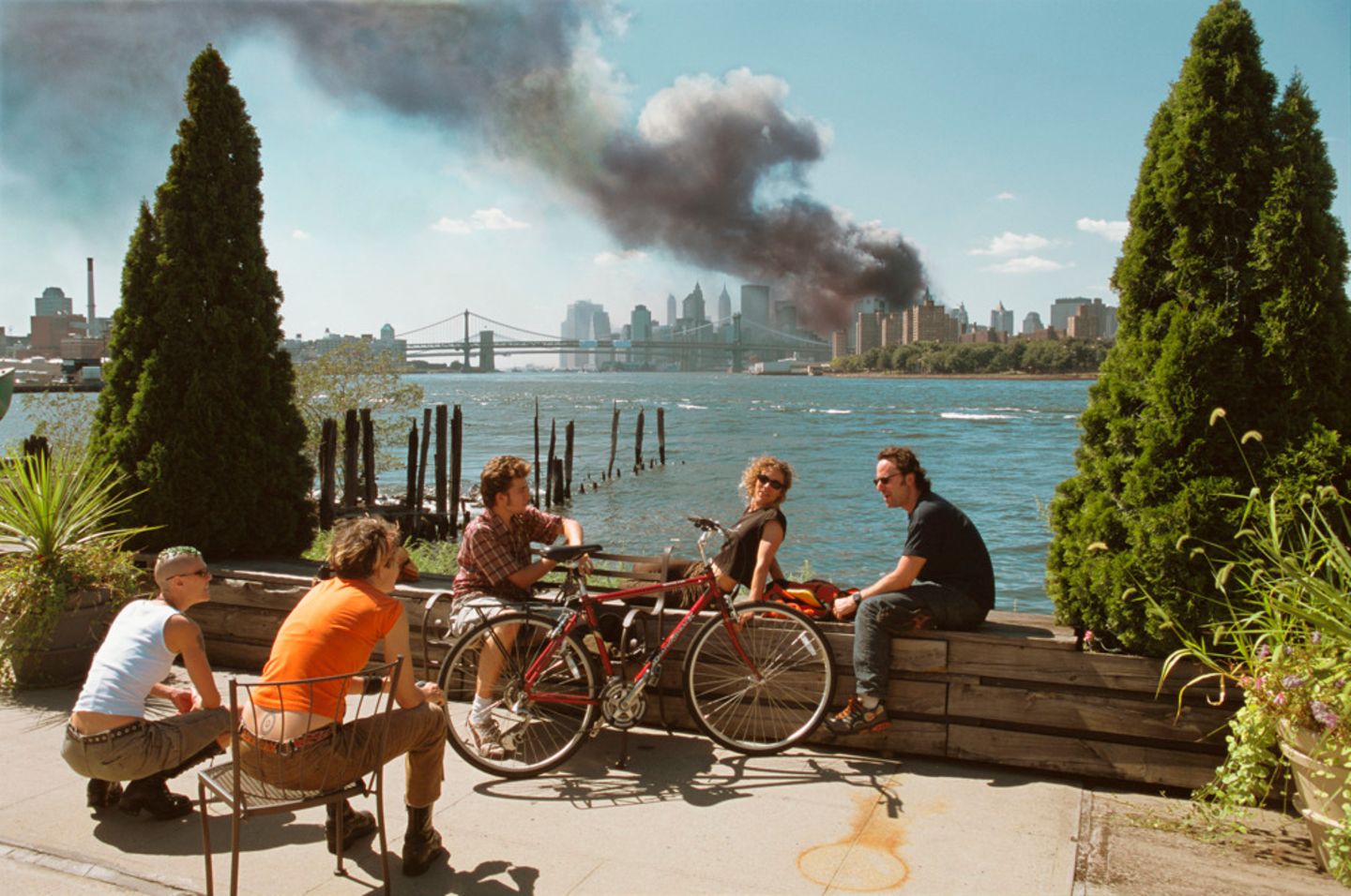 Thomas Hoepker nahm dieses Bild am 11.09.2001 auf. Gruppe junger Menschen, im Hintergrund das brennende World Trade Cent Thomas Hoepker nahm dieses Bild am 11.09.2001 auf. Gruppe junger Menschen, im Hintergrund das brennende World Trade Cent