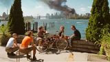 Thomas Hoepker nahm dieses Bild am 11.09.2001 auf. Gruppe junger Menschen, im Hintergrund das brennende World Trade Cent