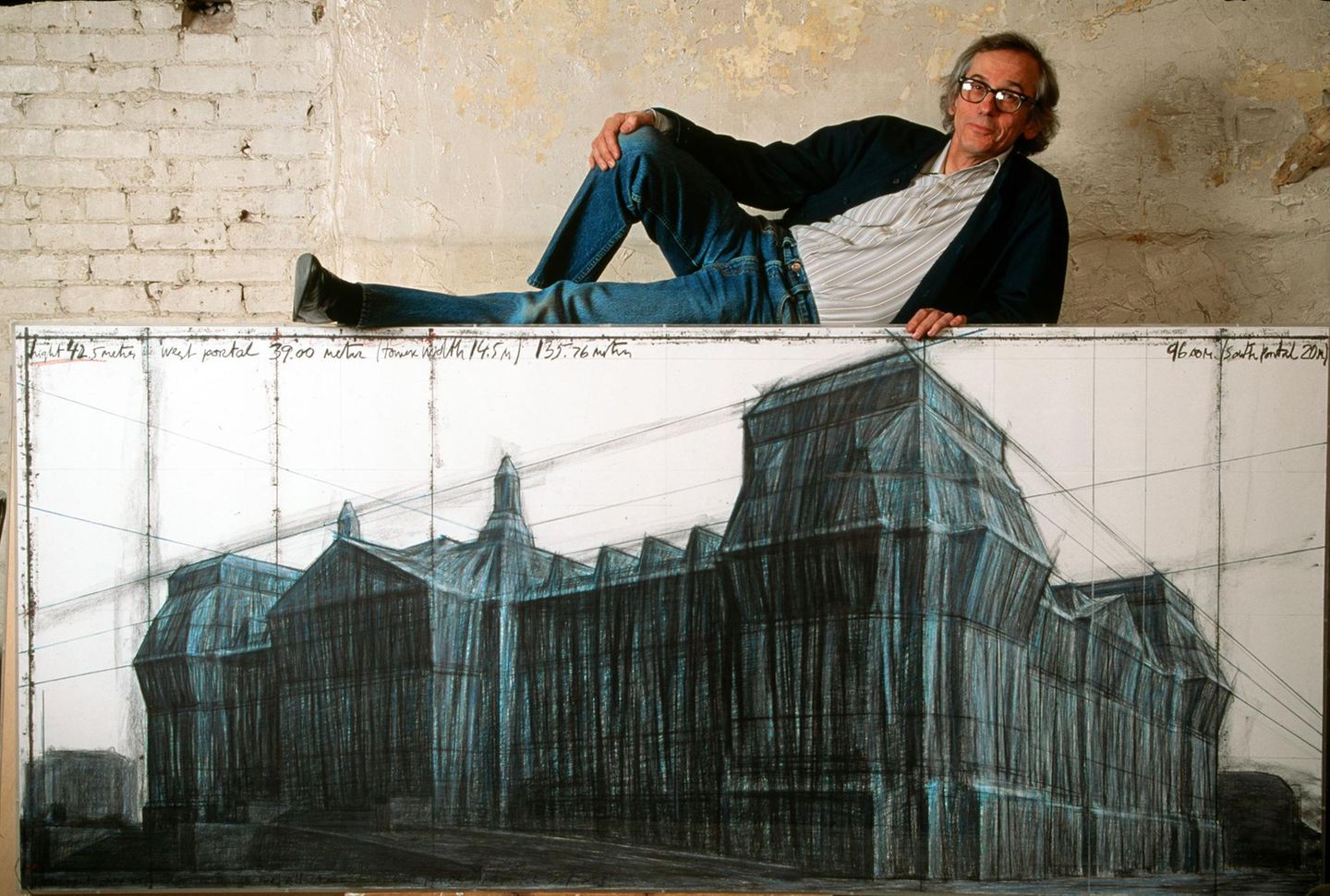 Thomas Hoepker fotografierte Christo, der auf einer Skizze des verhüllten Reichstagsgebäudes posiert Thomas Hoepker fotografierte Christo, der auf einer Skizze des verhüllten Reichstagsgebäudes posiert