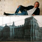 Thomas Hoepker fotografierte Christo, der auf einer Skizze des verhüllten Reichstagsgebäudes posiert