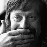 Thomas Hoepker fotografierte hier Wolf Biermann, der lacht und sich die Hand vor den Mund hält