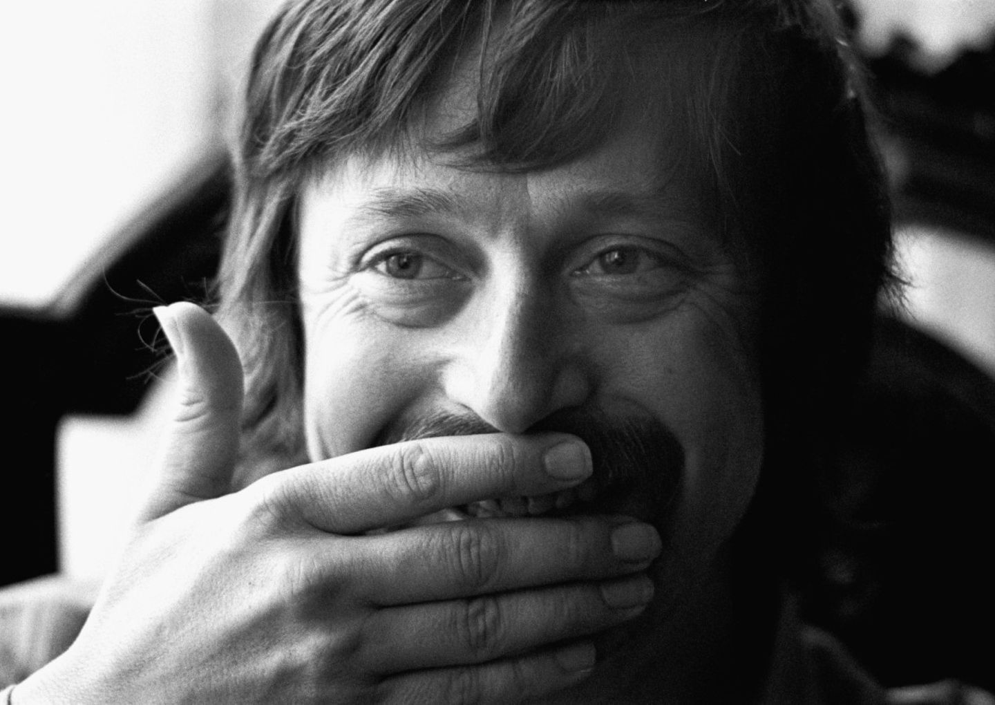 Thomas Hoepker fotografierte hier Wolf Biermann, der lacht und sich die Hand vor den Mund hält Thomas Hoepker fotografierte hier Wolf Biermann, der lacht und sich die Hand vor den Mund hält