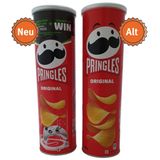 Pringles-Hersteller Kellogg hat äußerlich unmerklich den Stapel Chips geschrumpft. Statt 200 Gramm stecken nur noch 185 Gramm in der Röhre, gleichzeitig erhöhten viele Händler den Preis um 20 Cent. Das Spiel mit der versteckten Preiserhöhung spielt Pringles seit vielen Jahren, wie die Verbraucherzentrale Hamburg dokumentiert: Seit 2006 gab es schon sieben verschiedene Füllmengen zwischen 165 und 200 Gramm. Mal wurde der Stapel Chips größer, mal kleiner, unterm Strich jedenfalls teurer: Aufs Gramm gerechnet kosten die Pringles heute fast doppelt so viel wie vor 15 Jahren. Hersteller Kellogg sagt dazu in einer Stellungnahme: "Hin und wieder passen wir unsere Verpackungsgrößen und -formate an, um sicherzustellen, dass wir die richtige Packungsgröße für die unterschiedlichen Vertriebskanäle und Essgewohnheiten der Verbraucher:innen haben. Die Umstellung der Füllmenge betrifft das gesamte Pringles Sortiment seit März 2022." (April 2022)