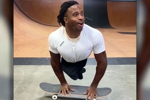 Wrestler ohne Beine auf einem Skateboard