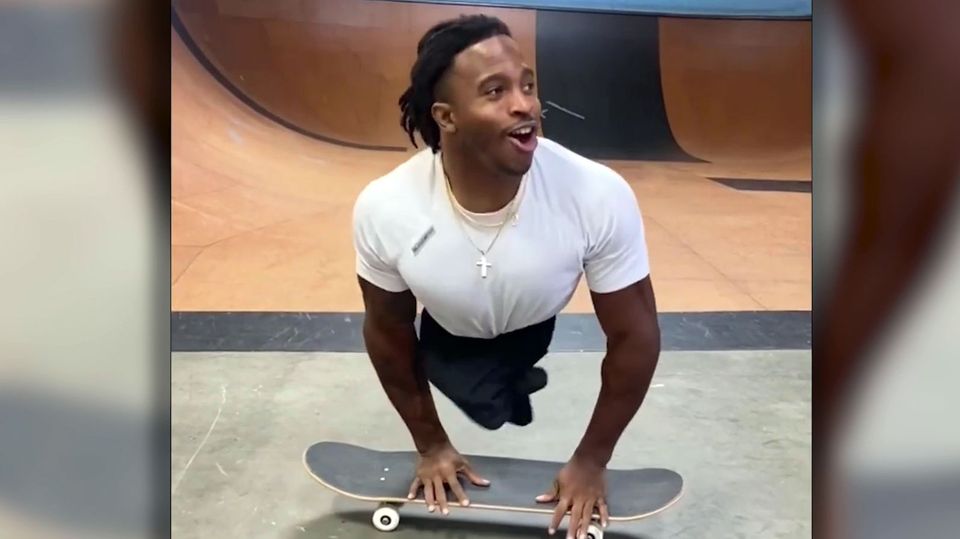 Wrestler ohne Beine auf einem Skateboard