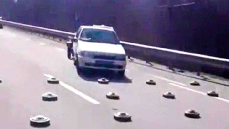 Ukraine-Krieg: Ukrainische Autos fahren durch Feld aus Panzer-Minen Ukraine-Krieg: Ukrainische Autos fahren durch Feld aus Panzer-Minen