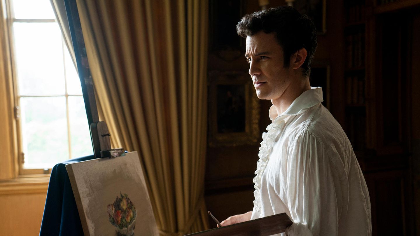 “Bridgerton” star Luke Thompson opens up about the sexuality of his role
