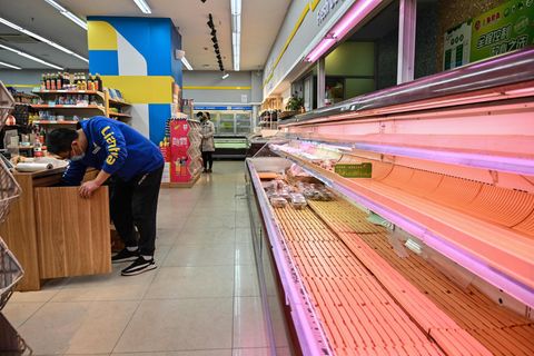 Leere Regale in einem Supermarkt in Shanghai