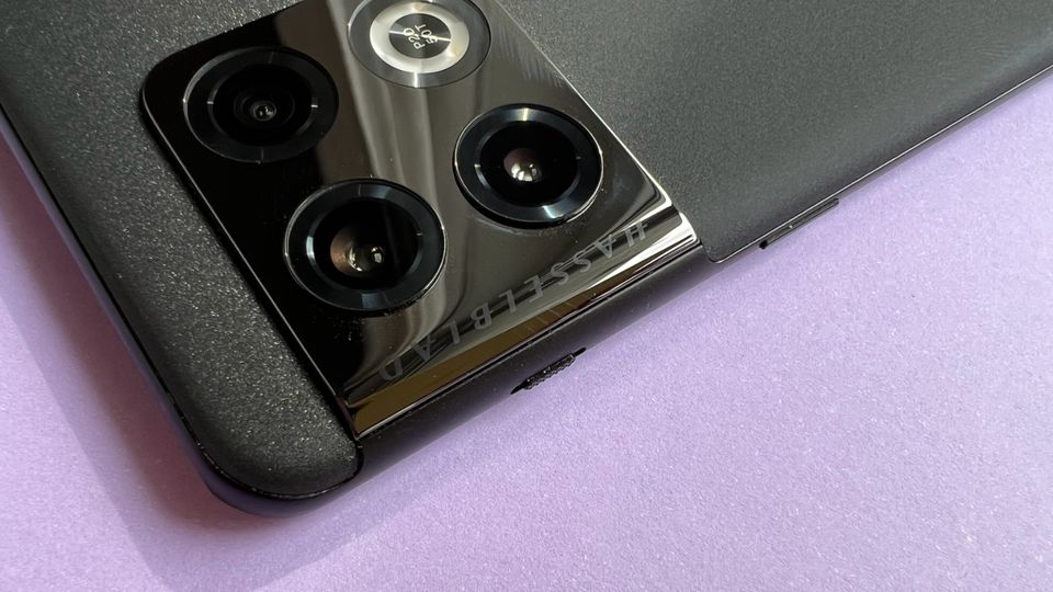 Leider ist die beeindruckend in den Rahmen eingearbeitete Kamera-Ausbuchtung des Oneplus 10 Pro sehr anfällig für Staub und Fingerabdrücke. Hier gut zu sehen: die Sandstein-Rückseite und der Stummschalter