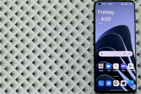 Das gute Display des Oneplus 10 Pro bedeckt nahezu die ganze Front