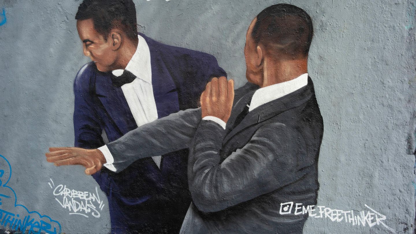 Grafitti in Berlin, das die Ohrfeige von Will Smith an Chris Rock zeigt
