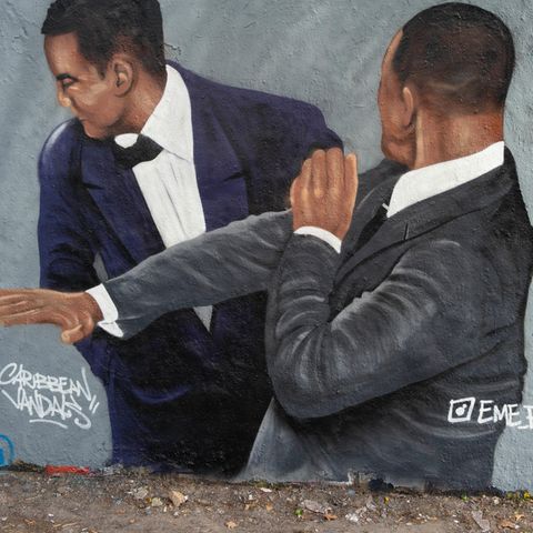 Grafitti in Berlin, das die Ohrfeige von Will Smith an Chris Rock zeigt