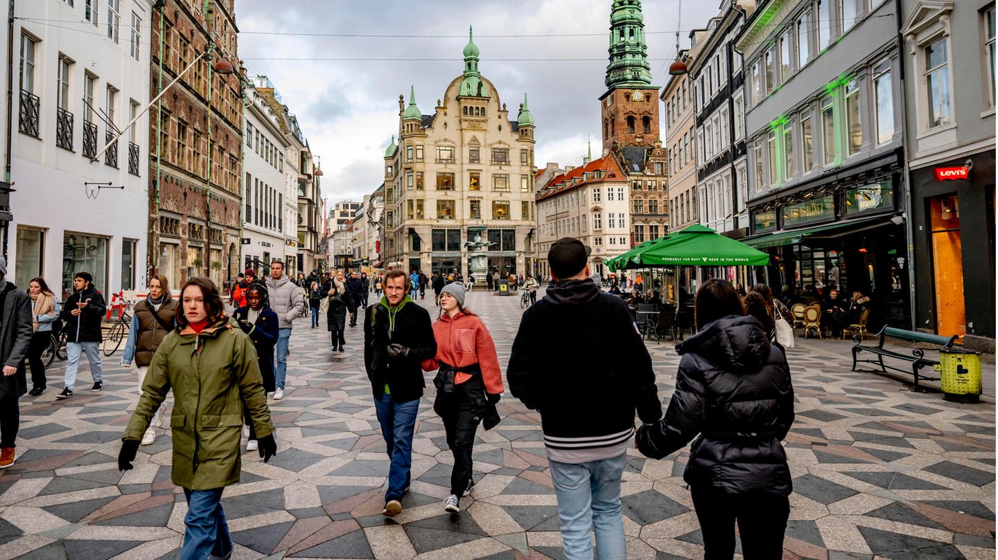 Die Einkaufstraße Strøget in Kopenhagen Die Einkaufstraße Strøget in Kopenhagen