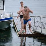 Cornelia Poletto bekommt bei der Algen-"Ernte" Hilfe