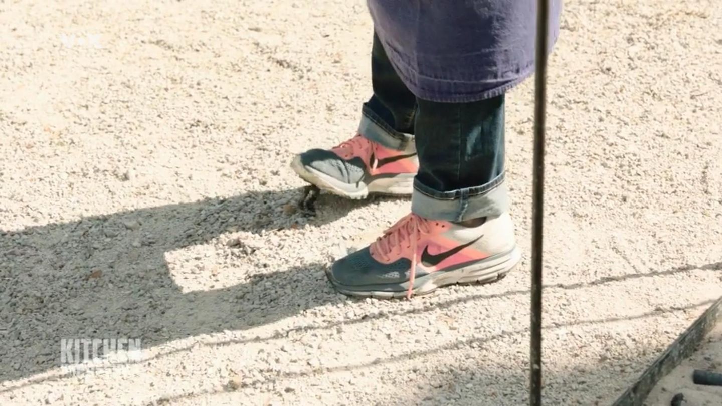 Haya Molcho muss bei "Kitchen Impossible" ihre Schuhe opfern