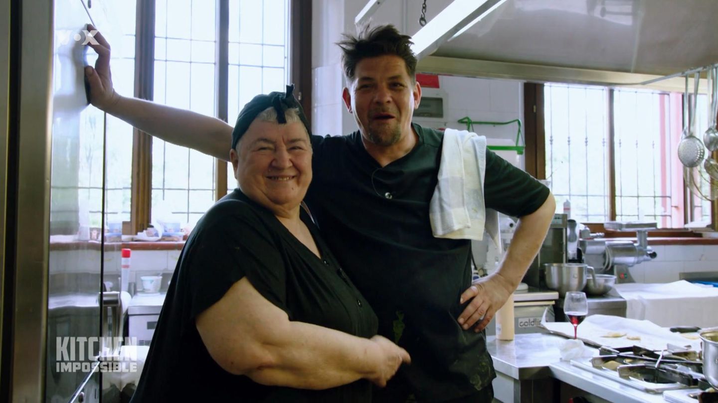 Tim Mälzer mit Anna Maria Barbieri bei "Kitchen Impossible"
