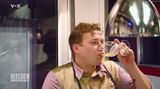 Philip Rachinger und das Bier gehören bei "Kitchen Impossible" zusammen