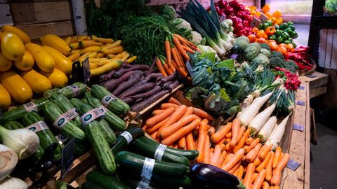 Gemüse liegt in einem Supermarkt