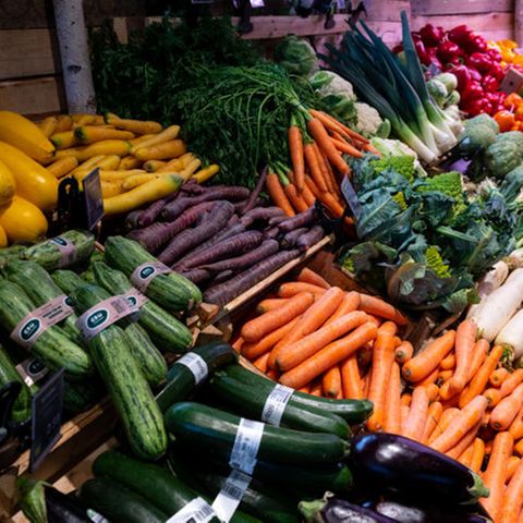Gemüse liegt in einem Supermarkt