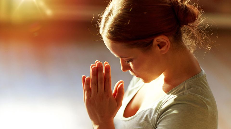 Yoga Metoo Ashtanga Sivananda Bikram Frau hält Hände in Gebetshaltung vor der Brust