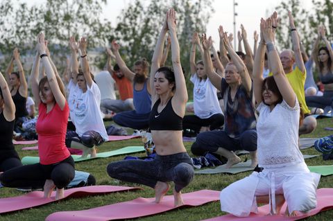 Eine Gruppe von Menschen beim Yoga